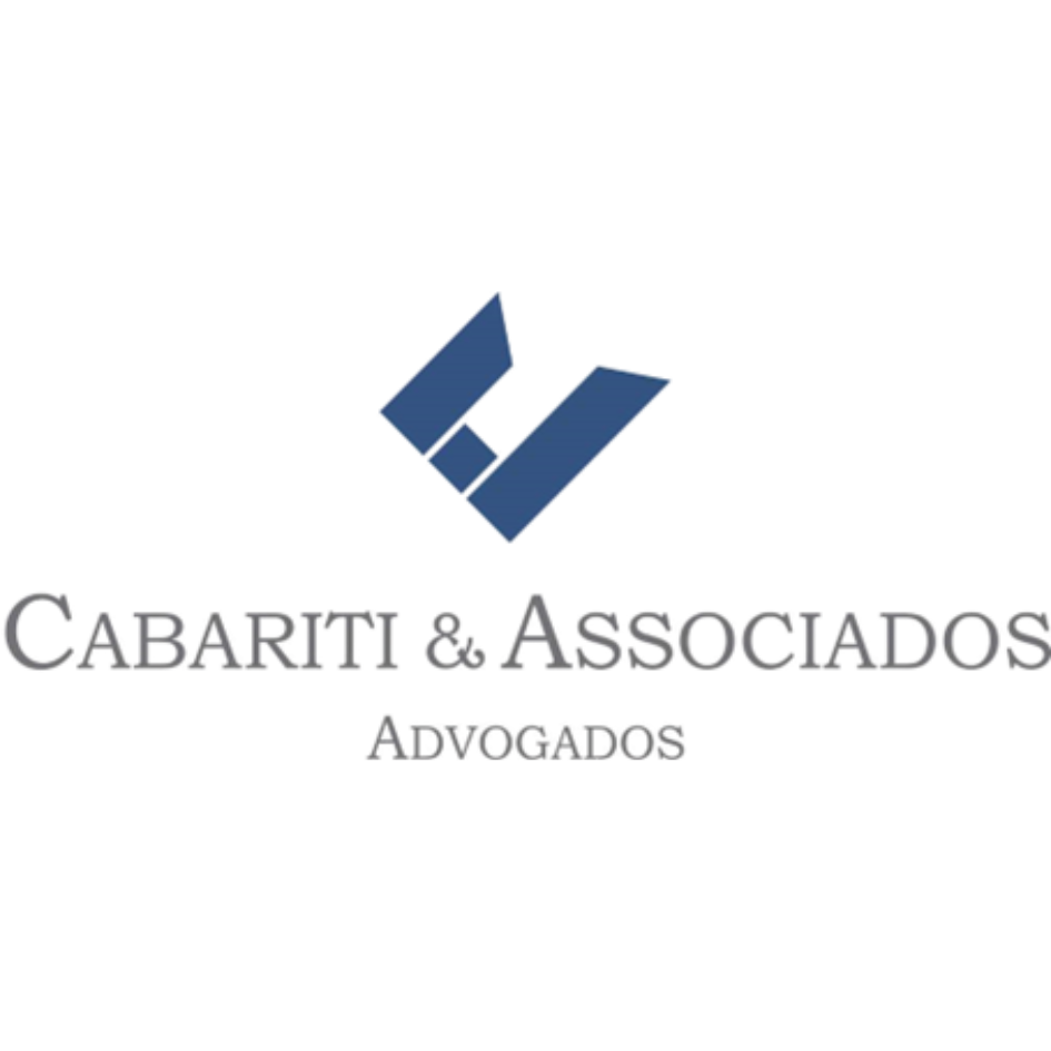 Logotipo para o escritório de advocacia Cabariti & Associates, apresentando um ícone geométrico abstrato azul sobre texto cinza.