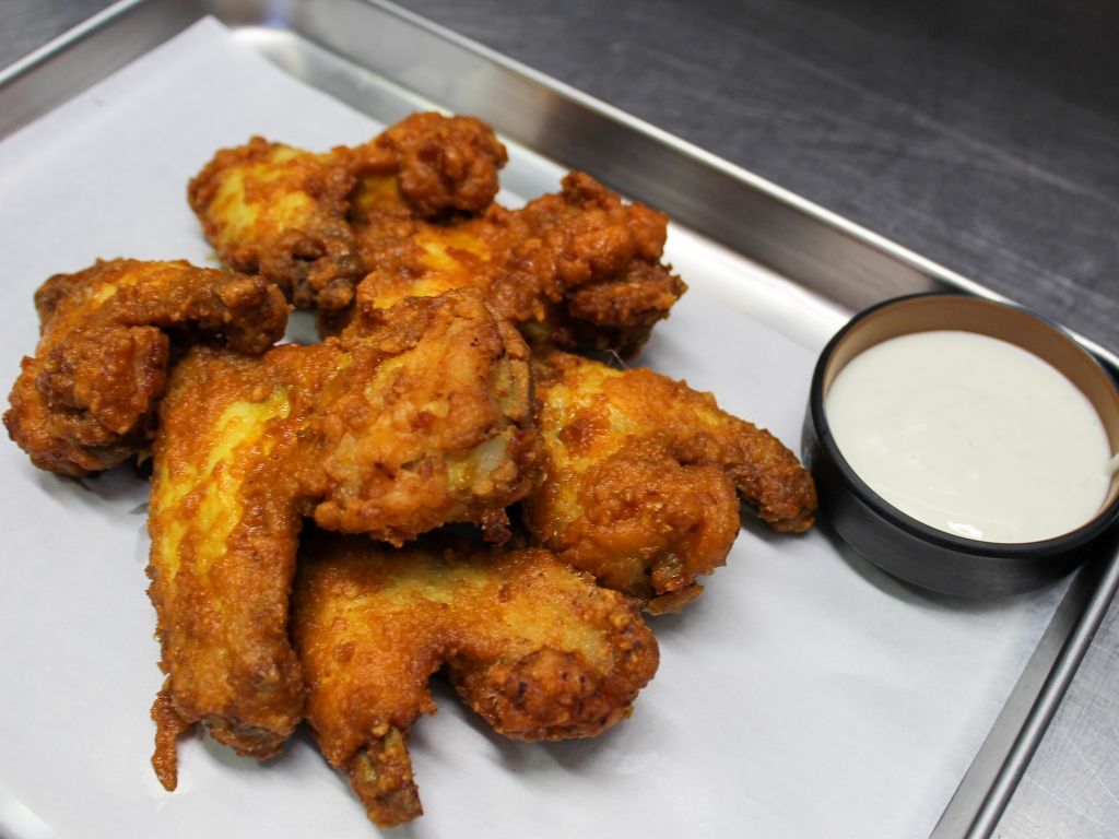 Alette di pollo fritte. gusto buffalo, piccante con gorgonzola