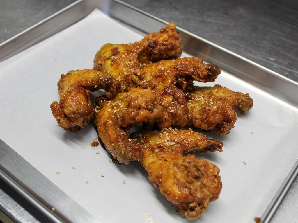 Alette di pollo fritte e marinate nella salsa di soia 