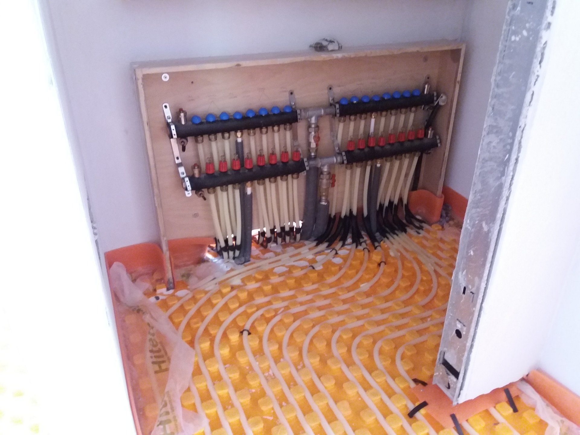 centralina impianto di riscaldamento a pavimento