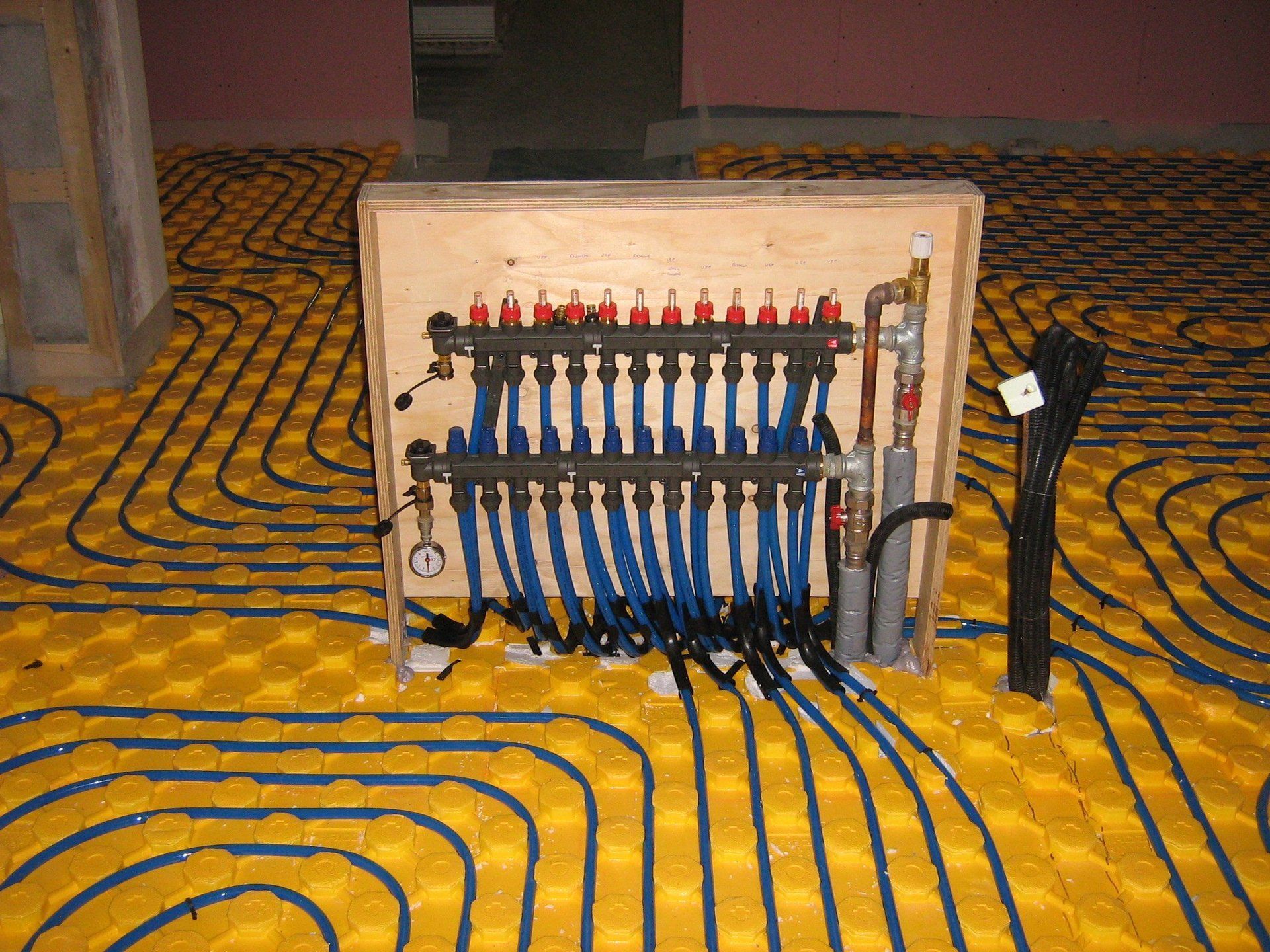 centralina impianto di riscaldamento a pavimento giallo