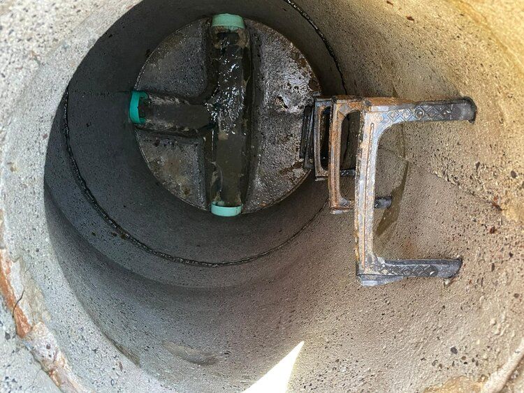 12 Manholes in Western