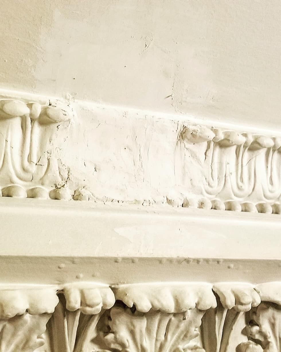 Un gros plan d'une moulure blanche sur un mur