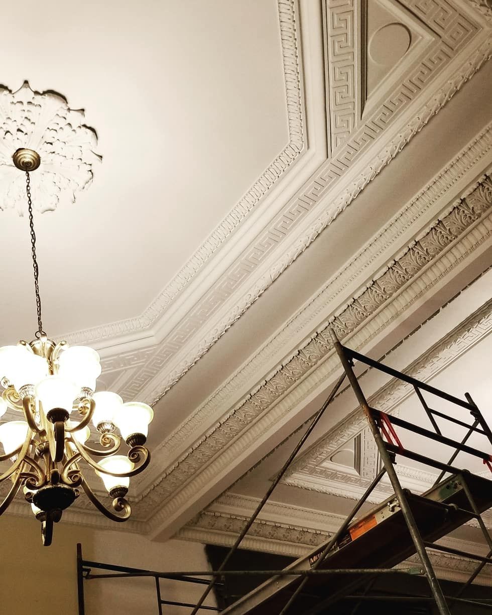 Un plafond avec un lustre suspendu