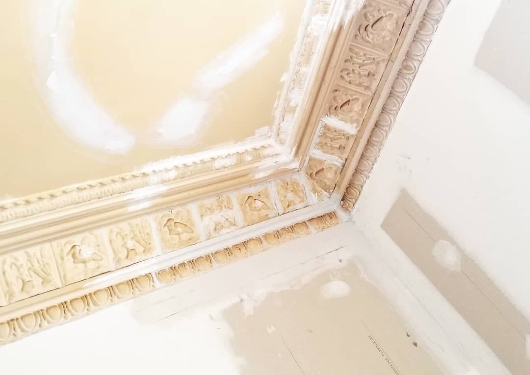 Un gros plan d'un plafond avec une moulure dessus.