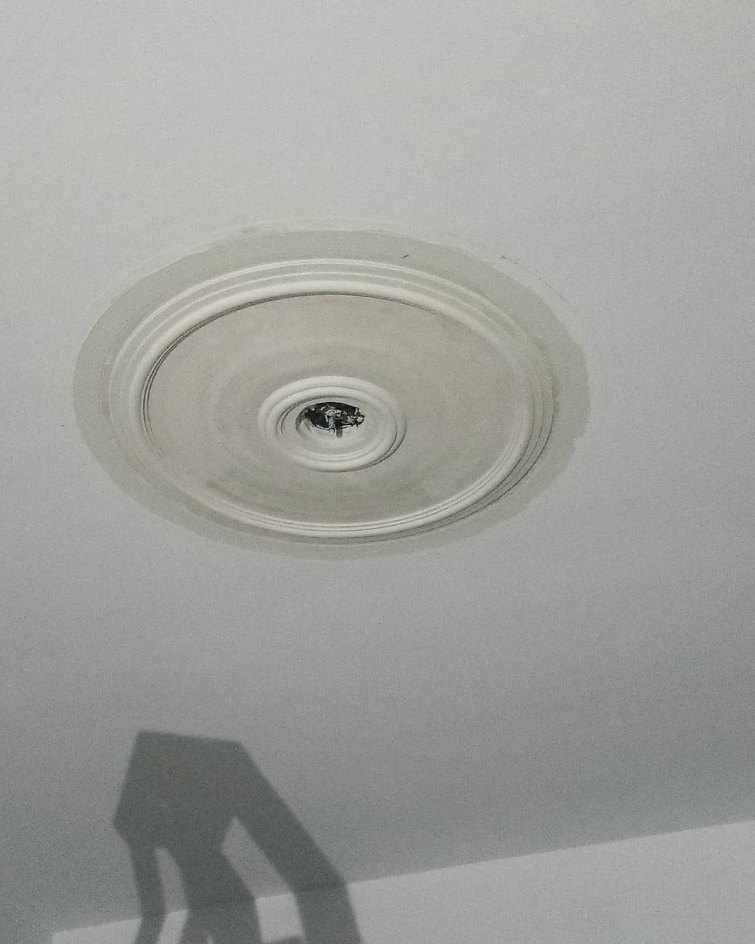 L'ombre d'une personne est projetée sur un plafond blanc