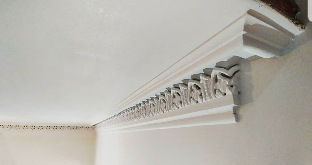 Un gros plan d'une moulure blanche sur un mur.