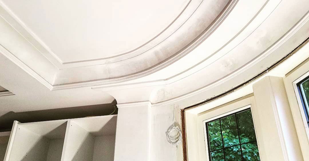 Une pièce avec un plafond incurvé et une fenêtre.