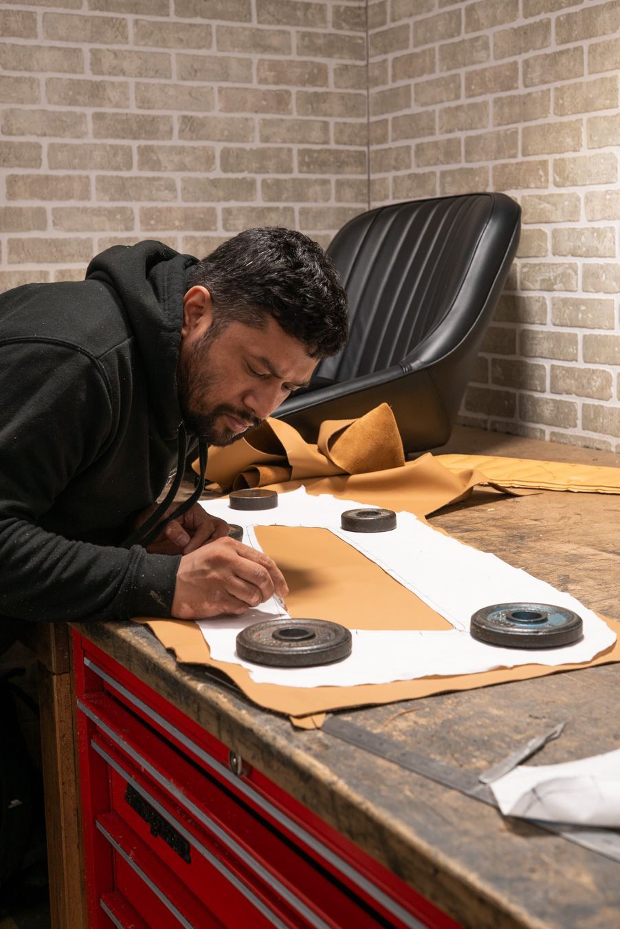 AC Cobra MKiv Mk IV mk4 4 retrim restoration respray repaint paint refurbish restore resto leather carpet black vaumol grained crushed how to trim redline engineering d:class dclass auto automotive golden hour seats steering wheel dashboard