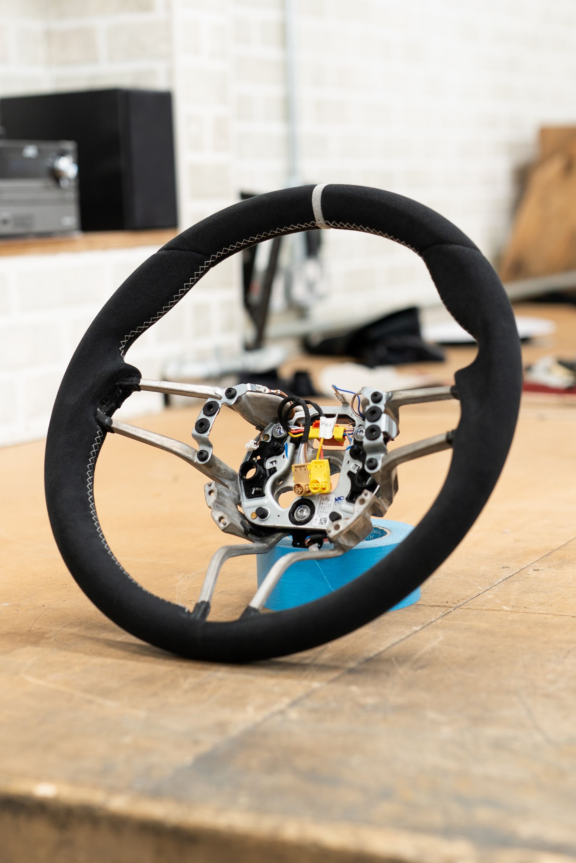 porsche 918 spyder steering wheel retrim interior alcantara dinamica race tex stitching stitch black silver d:class upholstery reupholstered surrey