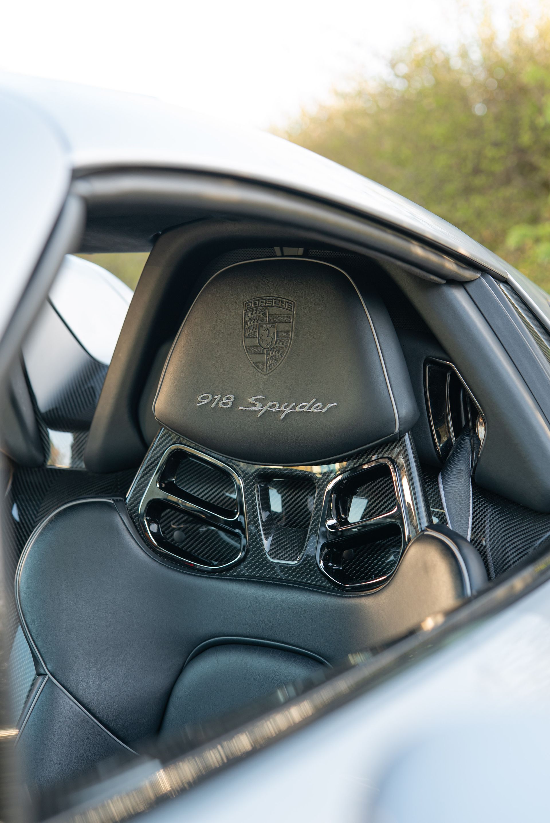 porsche 918 spyder steering wheel retrim interior alcantara dinamica race tex stitching stitch black silver d:class upholstery reupholstered surrey