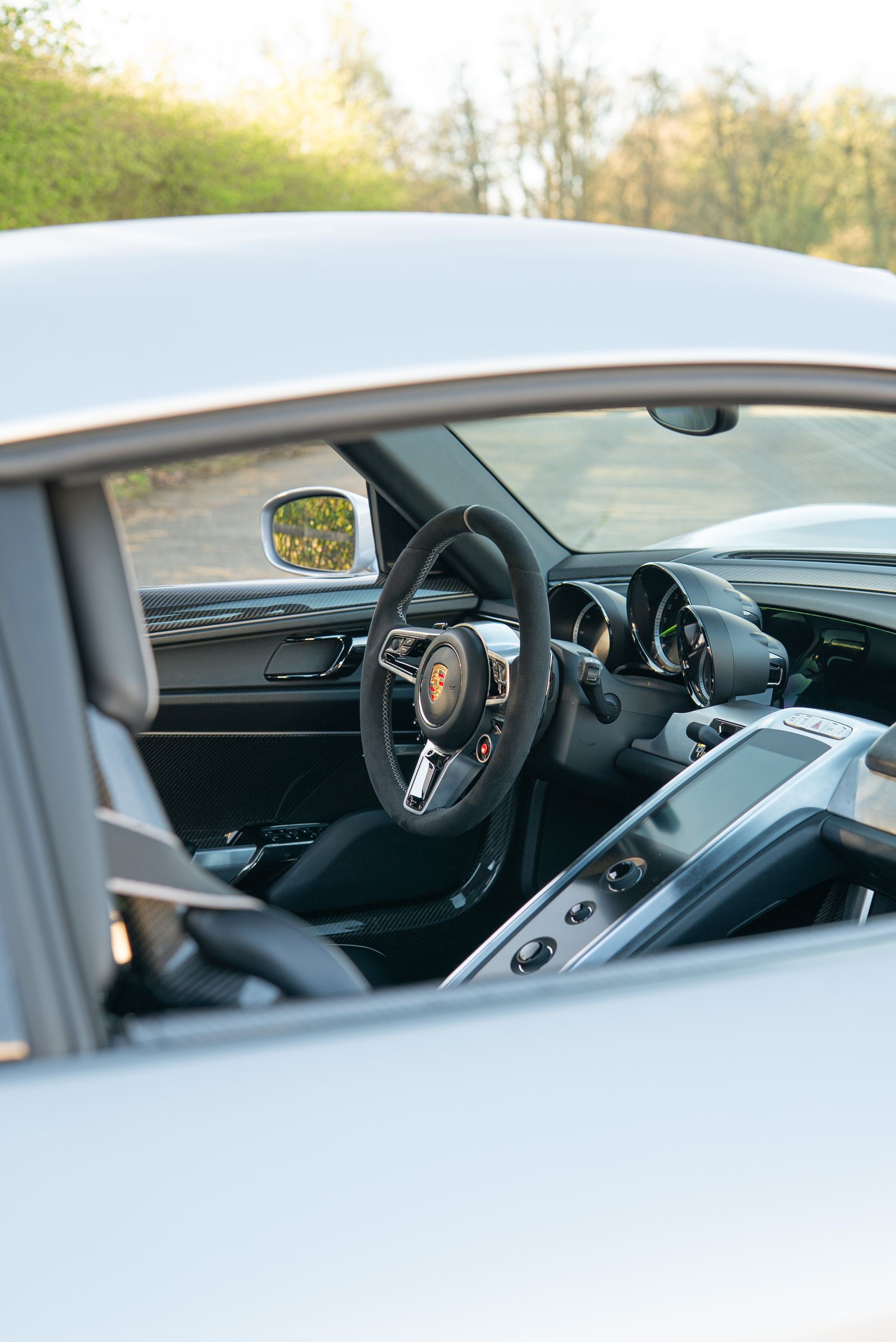 porsche 918 spyder steering wheel retrim interior alcantara dinamica race tex stitching stitch black silver d:class upholstery reupholstered surrey