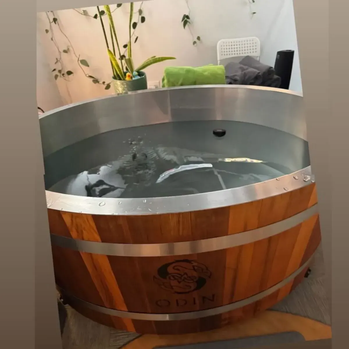 A large wooden bathtub with the word quin on it