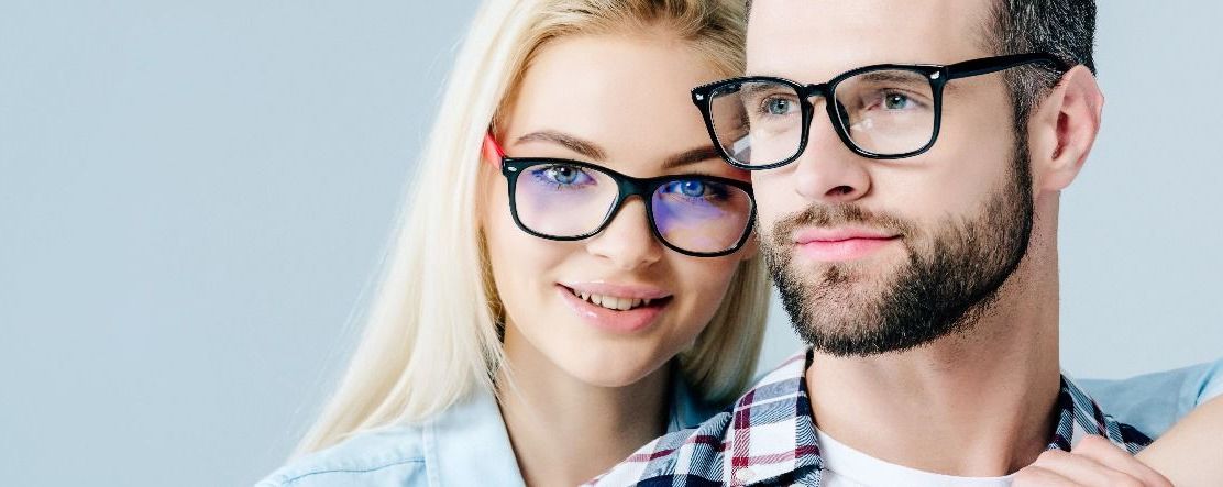 Un hombre y una mujer con gafas posan para una fotografía.