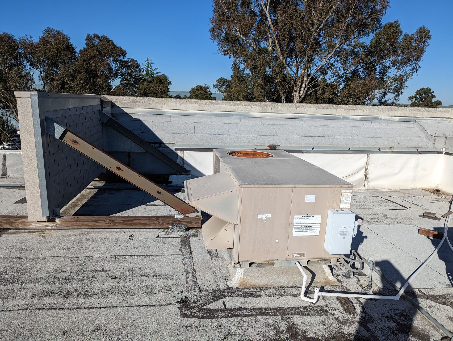 An air conditioner is sitting on the roof of a building
