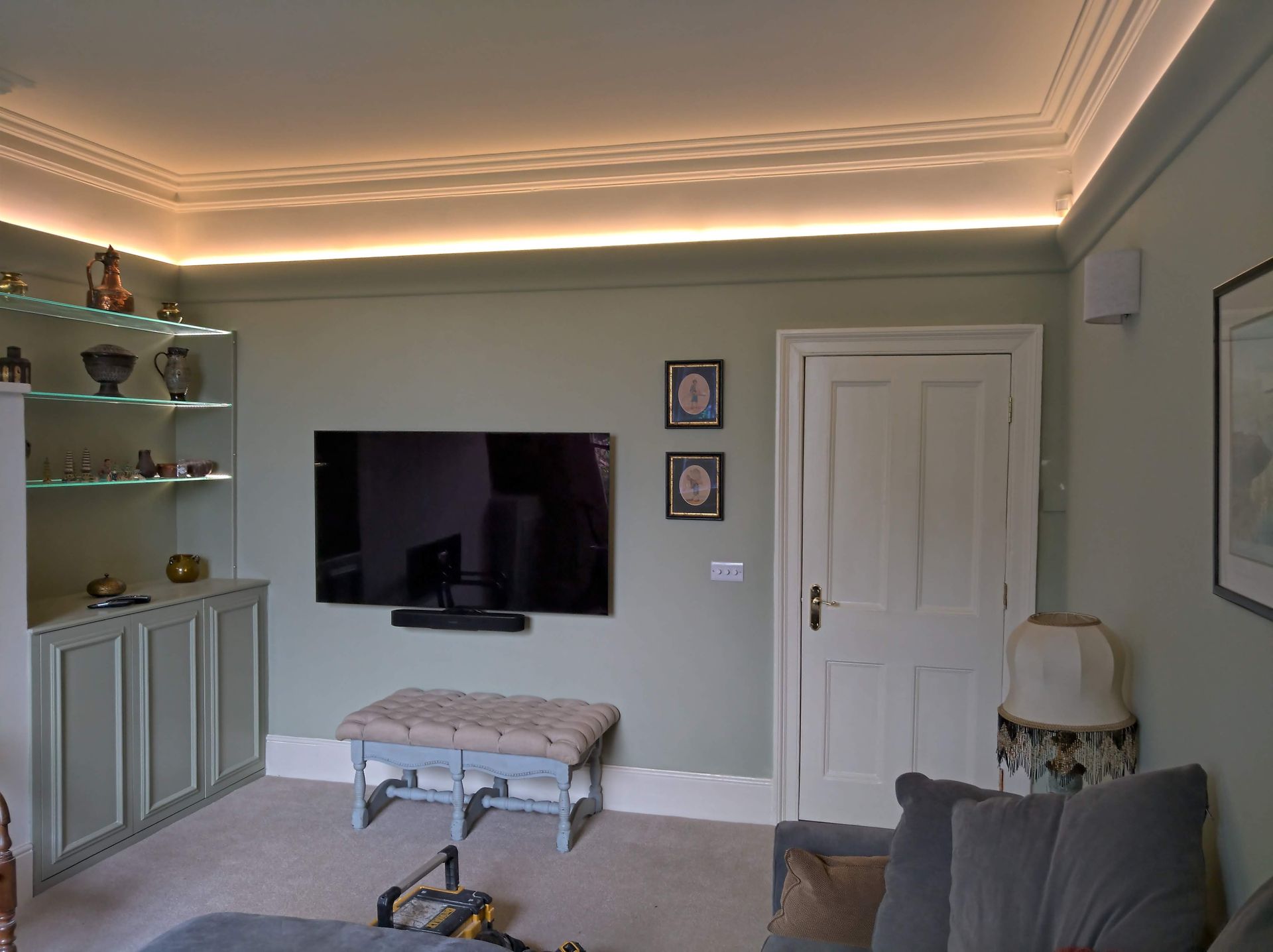 A living room with a flat screen tv on the wall.