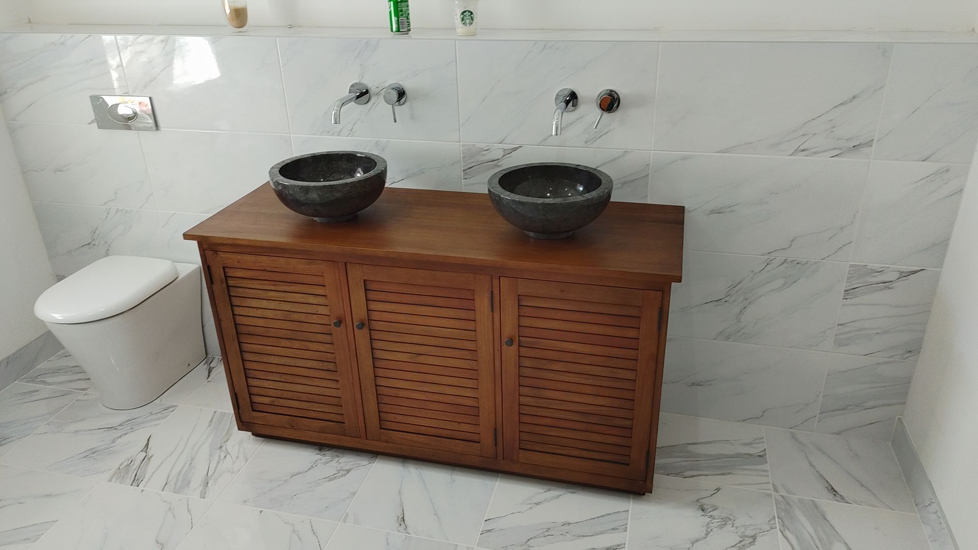 A bathroom with two sinks and a toilet.
