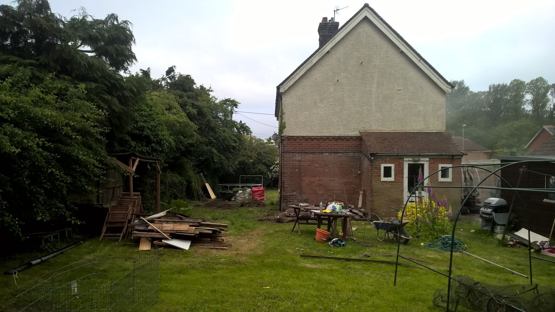 A house with a lot of junk in the backyard