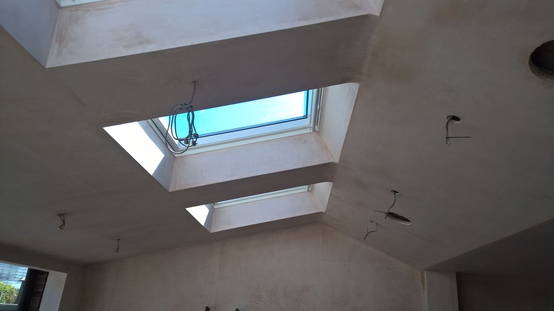 A room with a skylight in the ceiling