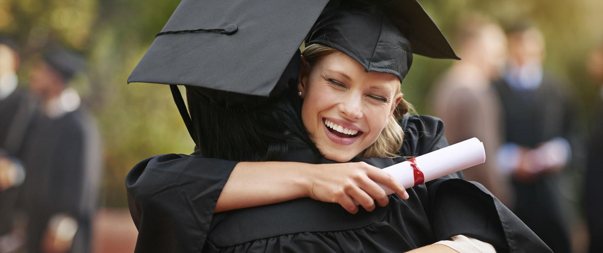 Un primer plano de un anillo que dice 