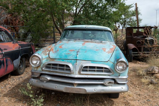 An old blue car is parked next to a red car – Harvey, IL - Cash 4 Junk Scrap Cars