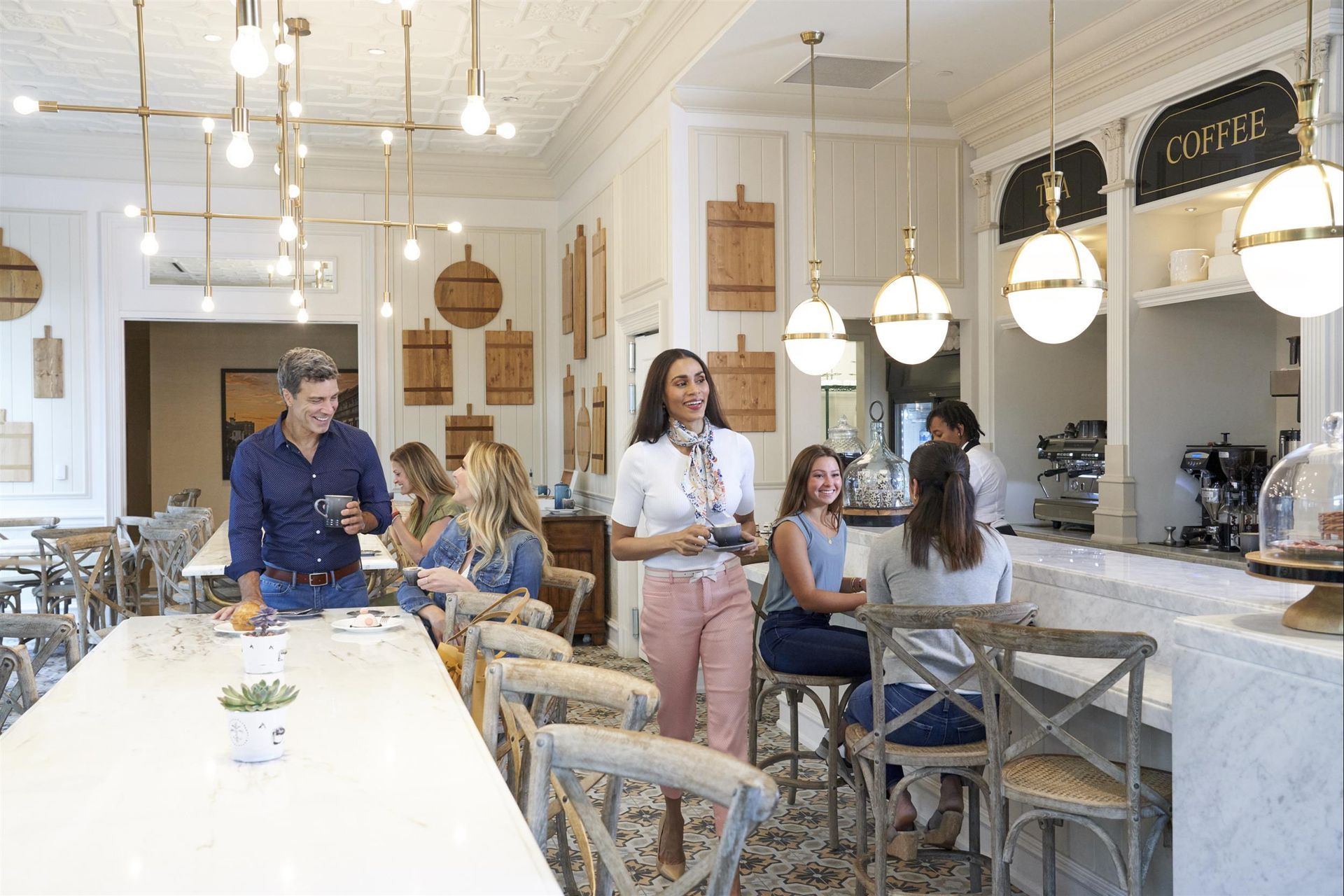 A group of people are sitting at tables in a restaurant.