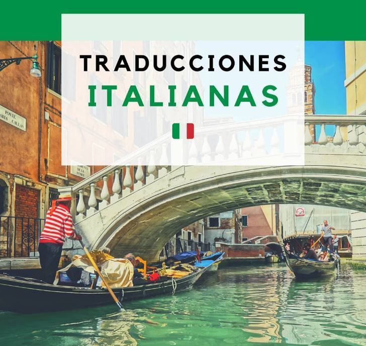 Un hombre rema en góndola bajo un puente en Venecia.