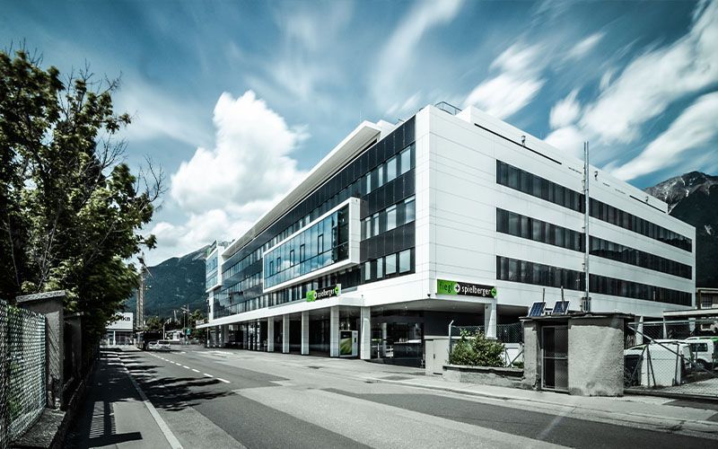 Mitarbeiter vor einer Baustelle von der Firma SSK Salzburger Sand und Kieswerke