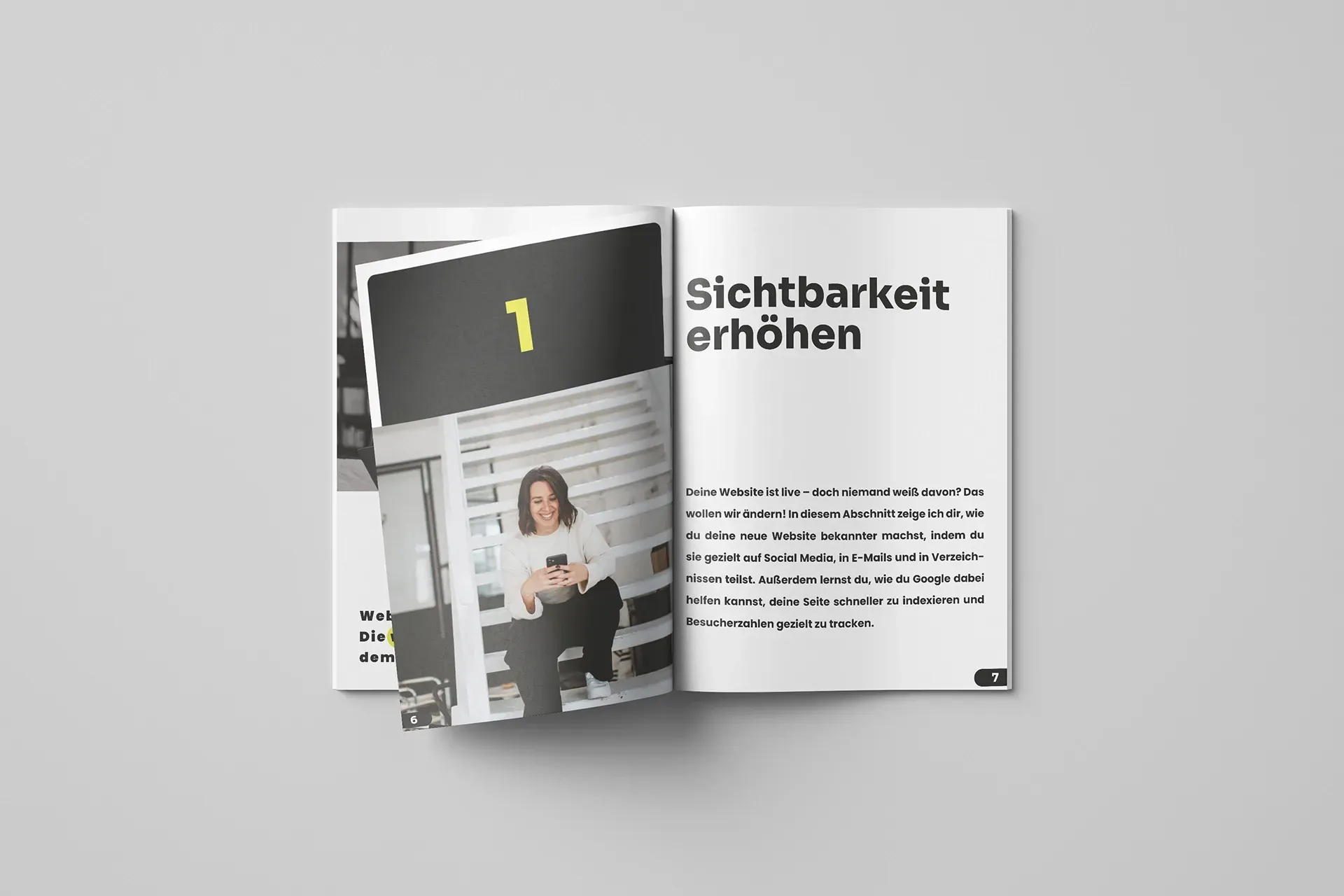 In einem Magazin ist eine Seite aufgeschlagen, auf der eine Frau abgebildet ist.