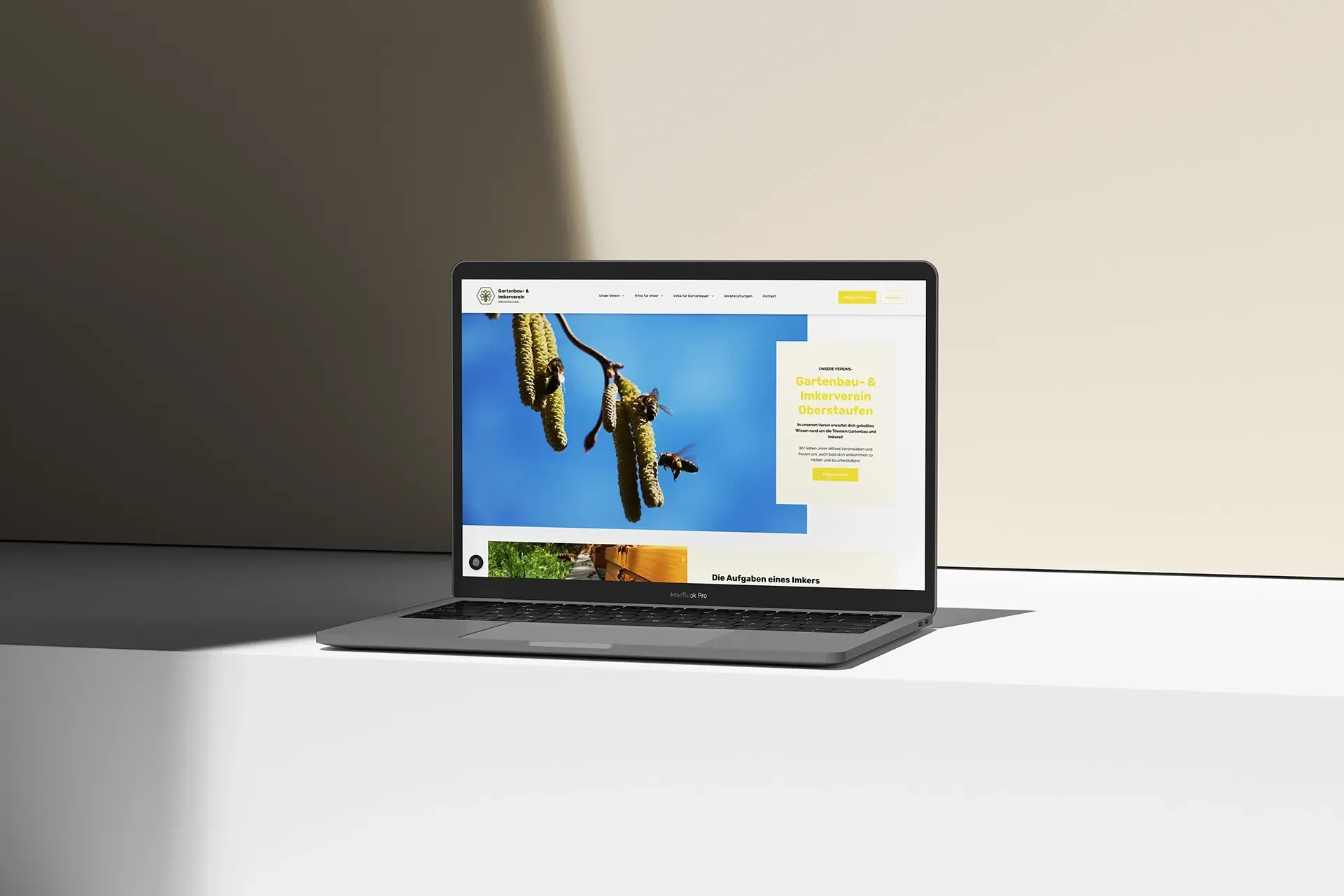 Auf einem Tisch steht ein Laptop mit der geöffneten Website des Imkervereins Oberstaufen.