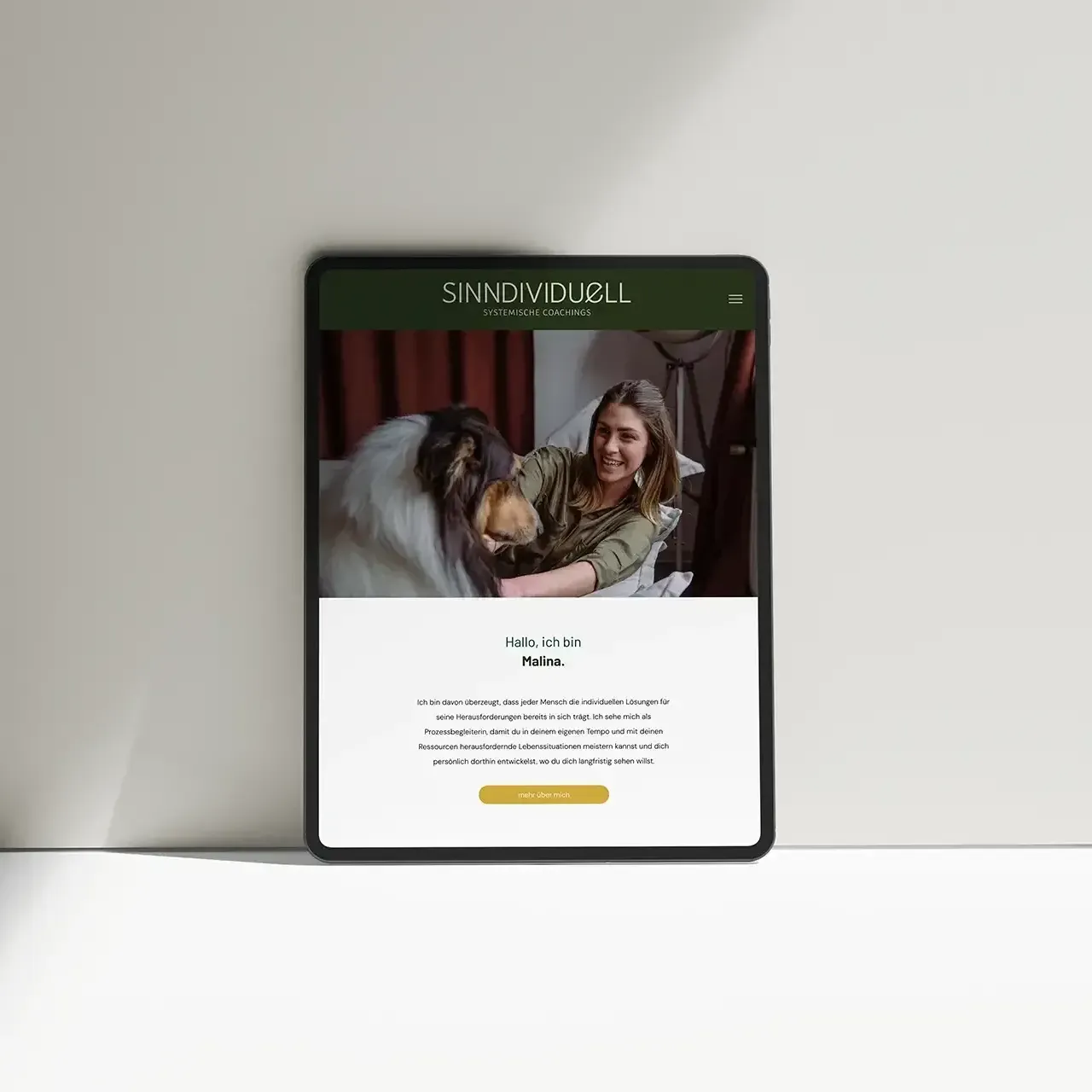 Eine Tablet mit dem Bild einer Frau und eines Hundes darauf.