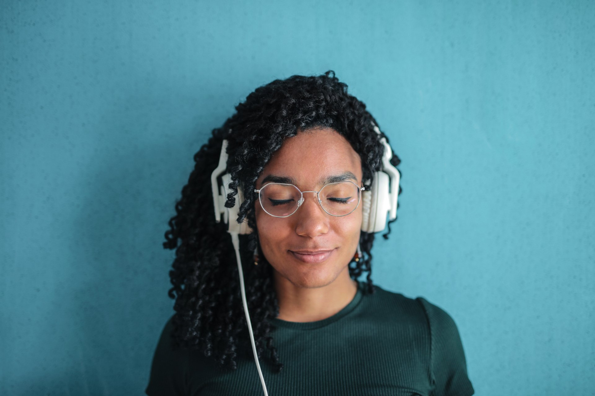 can-you-use-headphones-with-hearing-aids