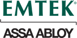 Logo EMTEK ASSA ABLOY, texte vert « EMTEK » au-dessus d'une ligne noire et « ASSA ABLOY » en dessous.