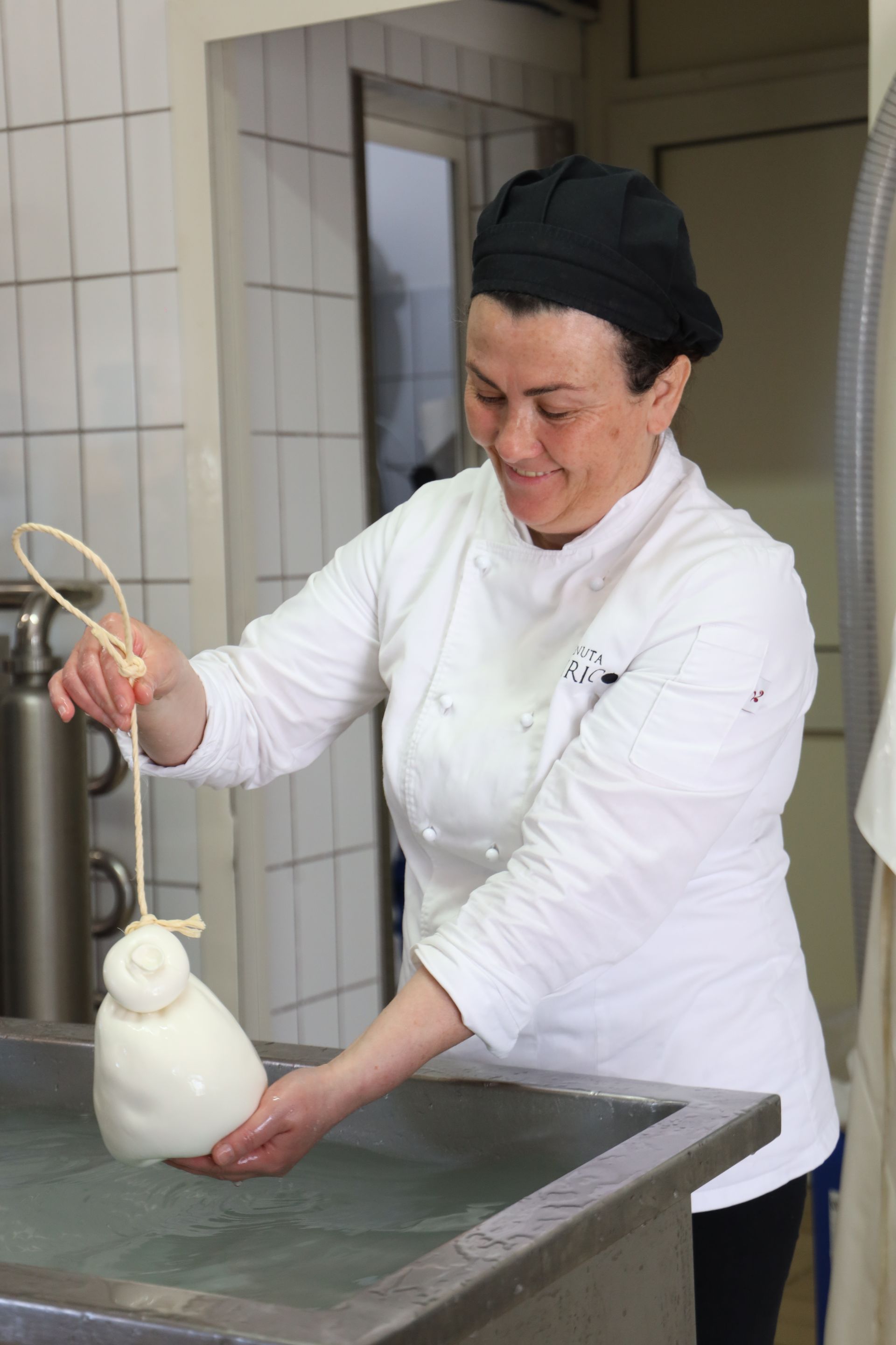 lavorazione scamorza a mano