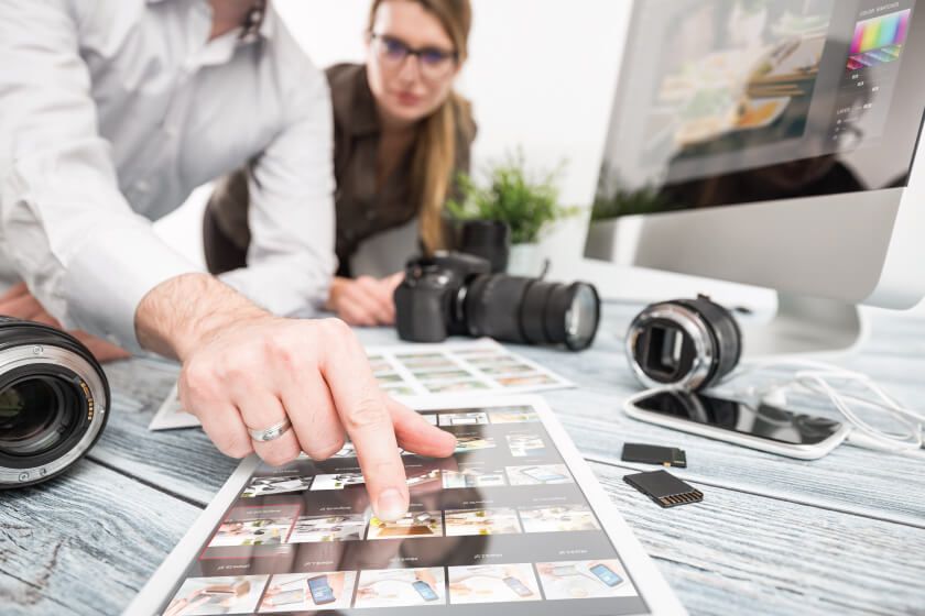 Un homme et une femme regardant des photos sur une table