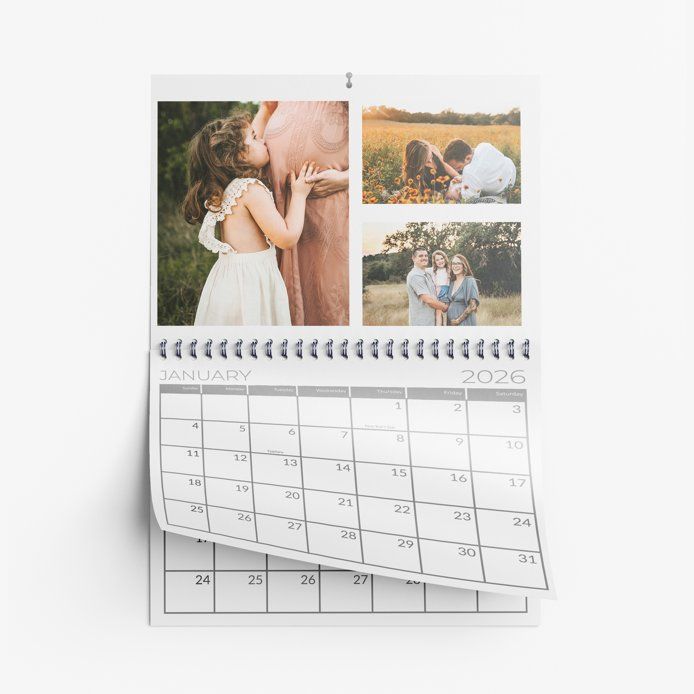 Un calendrier avec des fleurs sur une table en bois