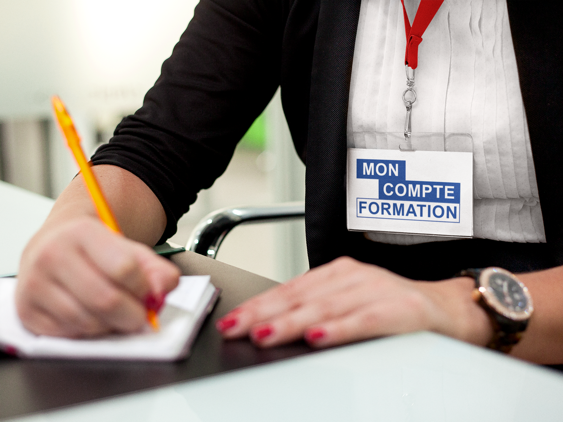 Une femme portant un badge sur lequel est écrit « mon compte formation »