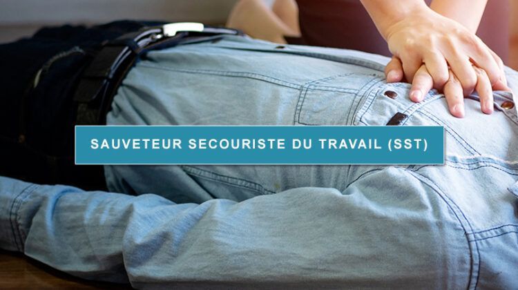 Une personne est allongée sur le sol avec ses mains sur sa poitrine.