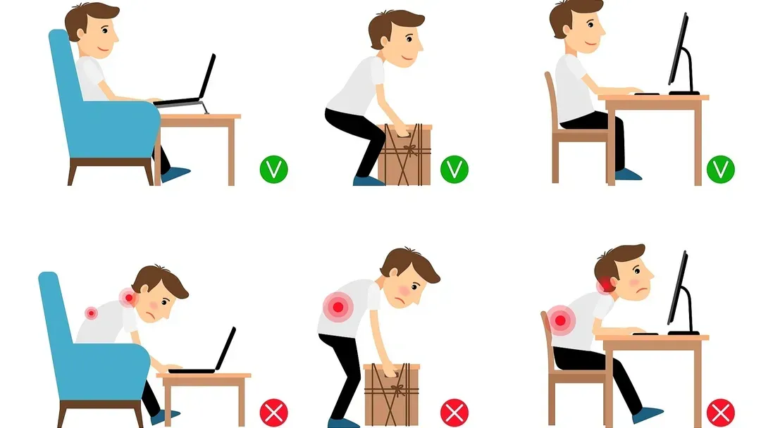 Un homme est assis sur une chaise, soulève une boîte et utilise un ordinateur portable.