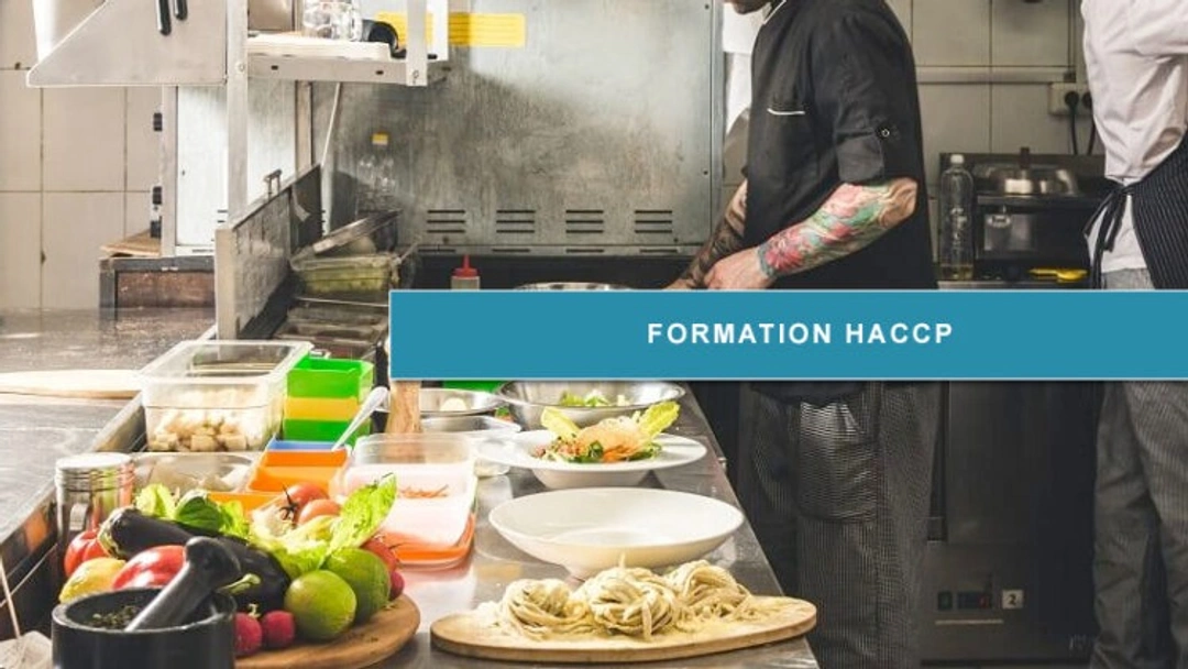 Un homme est debout dans une cuisine en train de préparer de la nourriture.