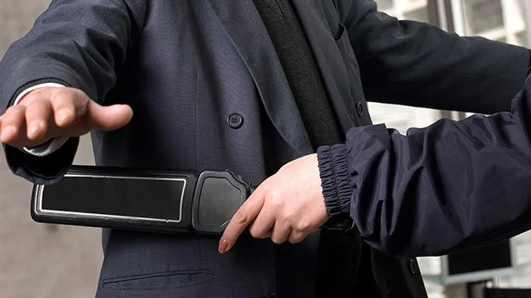 Un dessin en noir et blanc d'un homme avec une barbe portant un gilet.