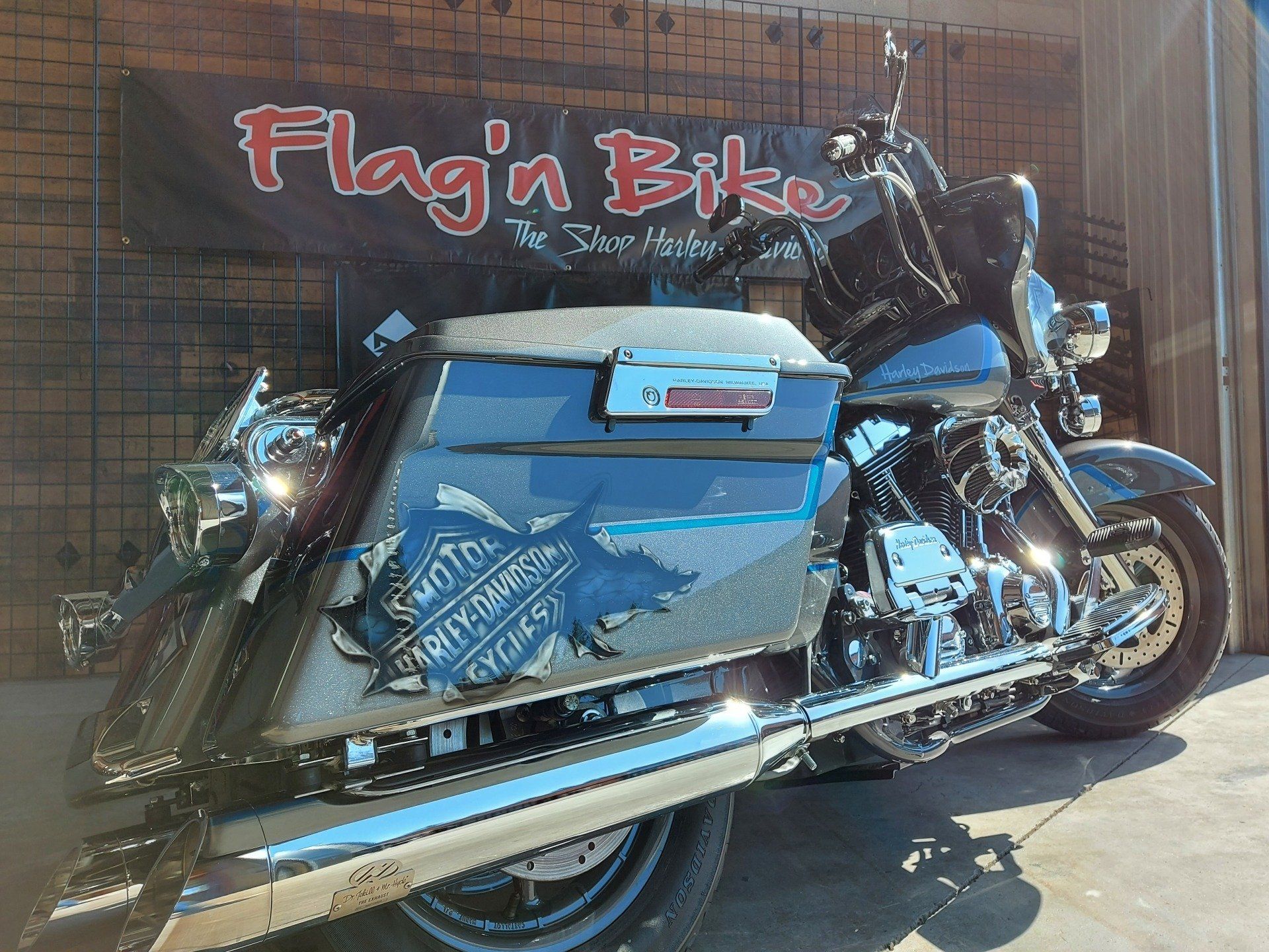 Moto garée devant la bannière