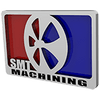 Logo de Smith Machining : fond rouge et bleu, forme d'engrenage argentée et nom de l'entreprise.