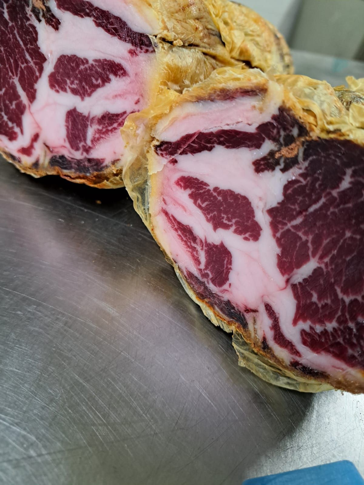 Un primo piano di un pezzo di carne con la lettera e sopra