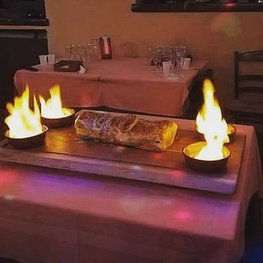 Un tavolo con una pagnotta e ciotole di fiamme sopra.