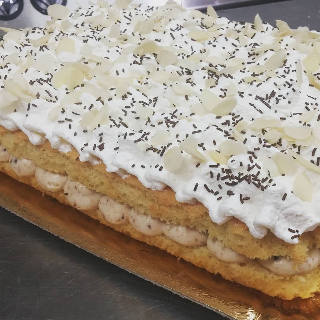 Una torta con panna montata e granella di cioccolato sopra