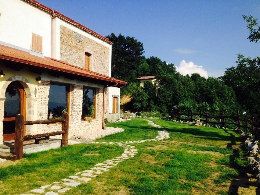 Una casa in pietra con un sentiero che conduce ad essa