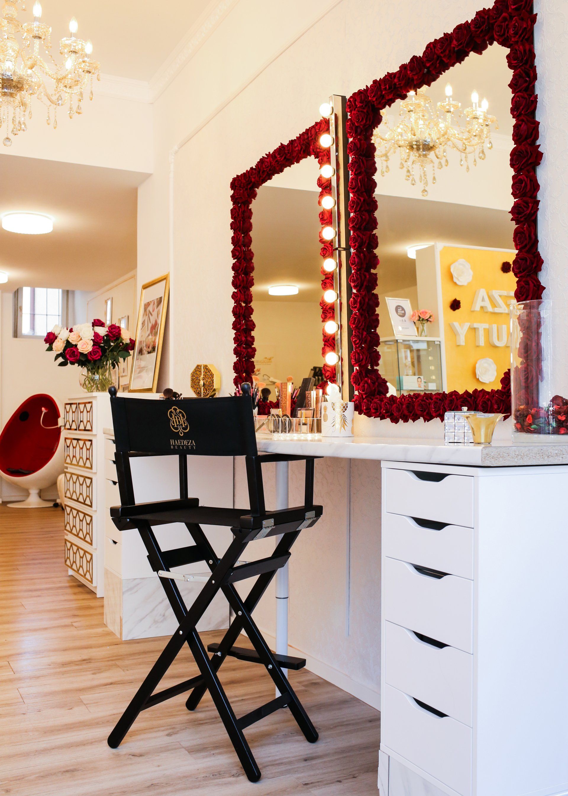 Ein Regiestuhl steht in einem Raum vor zwei Spiegeln.