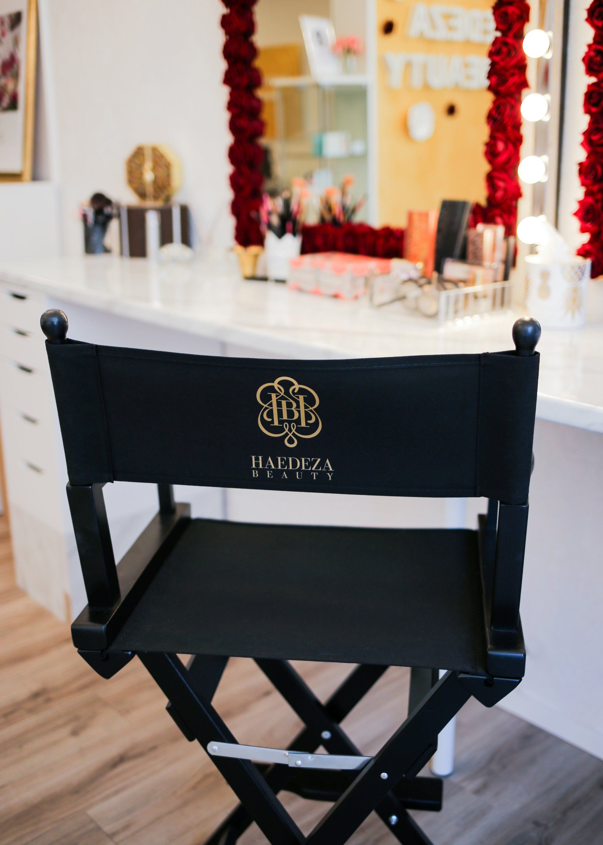 Vor einem Schminktisch steht ein schwarzer Regiestuhl.