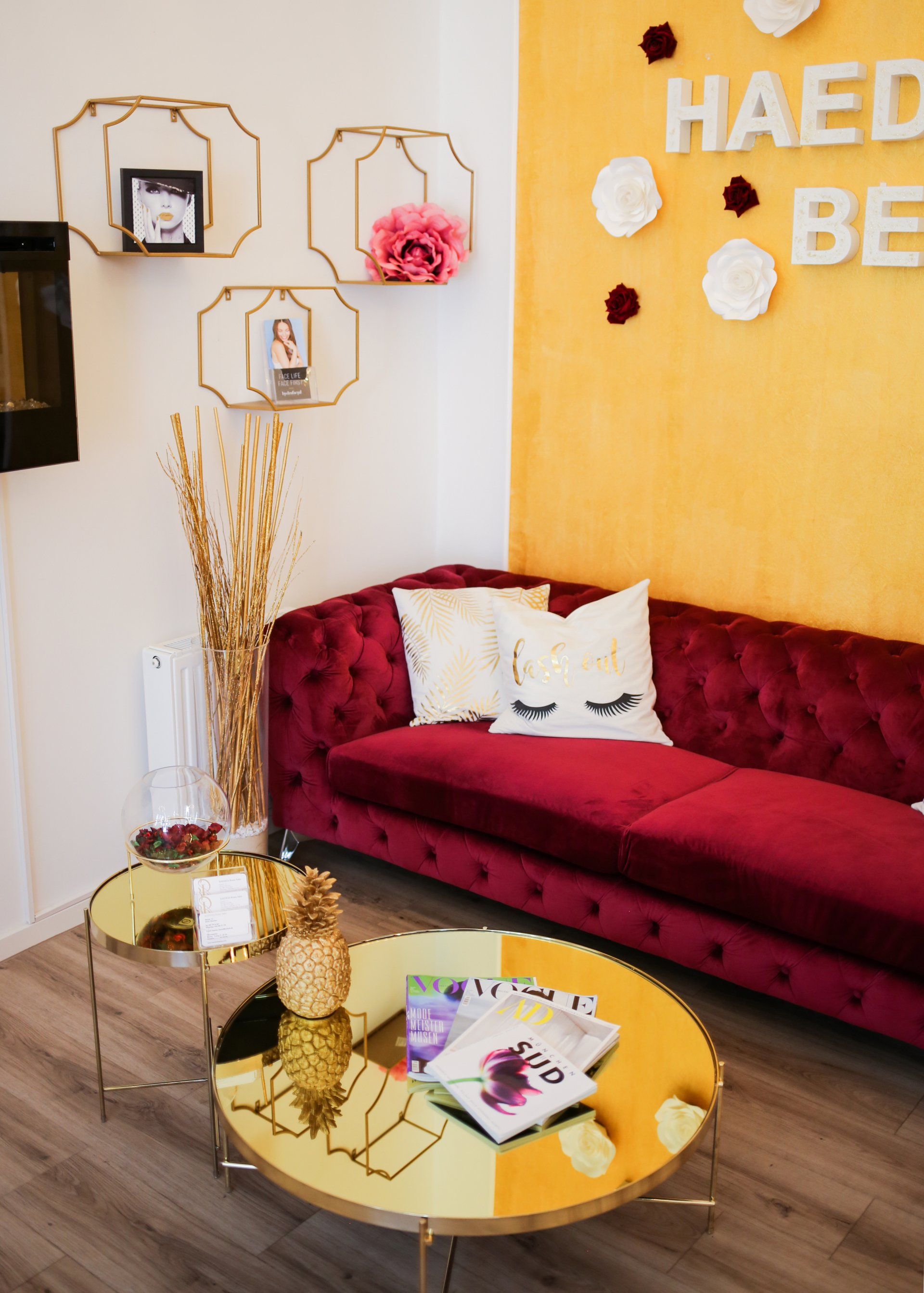 Ein Wohnzimmer mit einer roten Couch und einem gelben Tisch